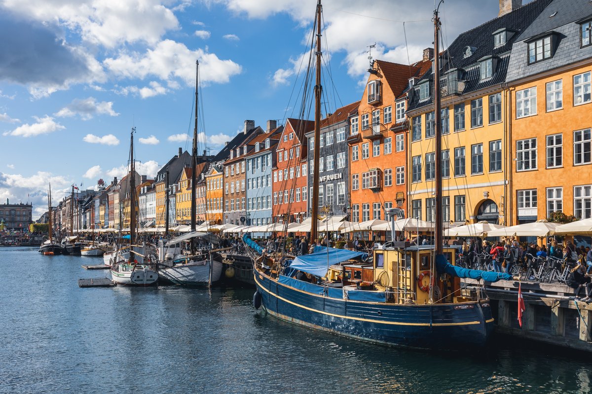 Foto aus Kopenhagen, Dänemark, mit Booten im Kanal